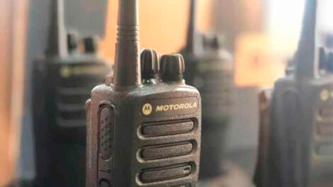 Limpieza de radios portátiles y micrófonos de equipos de emergencia