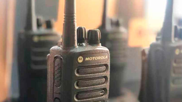 Limpieza de radios portátiles y micrófonos de equipos de emergencia