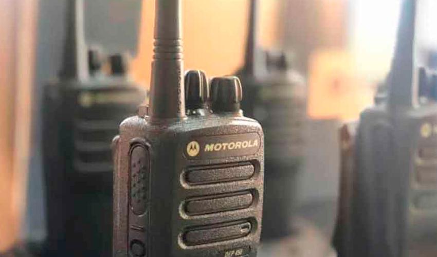 Limpieza de radios portátiles y micrófonos de equipos de emergencia