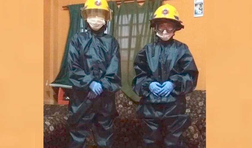 Bomberos Voluntarios espantan a curiosos con sus trajes