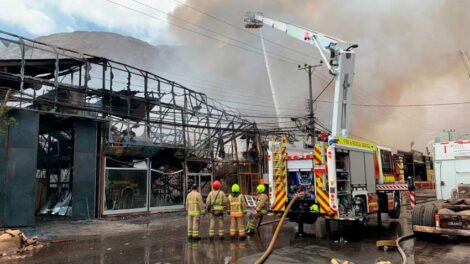 Gran incendio afectó galpones en Zona Franca de Iquique