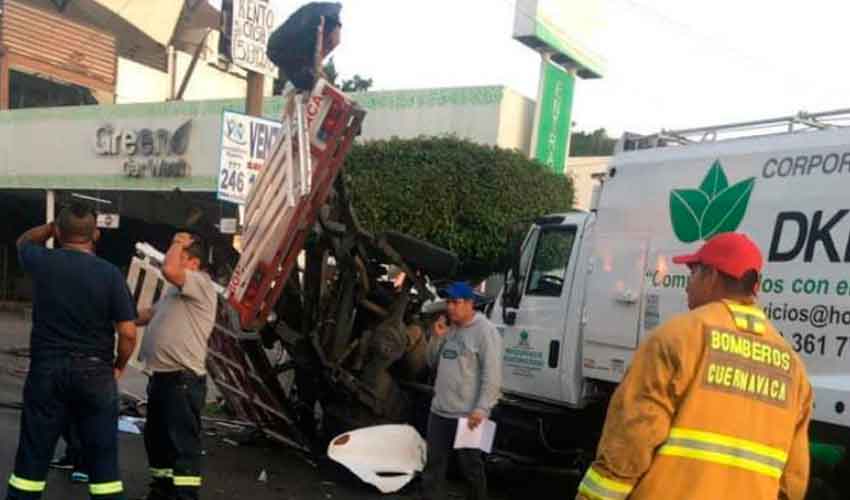 Bombero muere y dos quedan lesionados en accidente