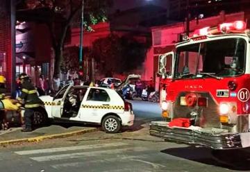 Violento choque entre un taxi y un autobomba de los bomberos