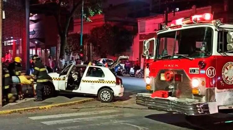 Violento choque entre un taxi y un autobomba de los bomberos