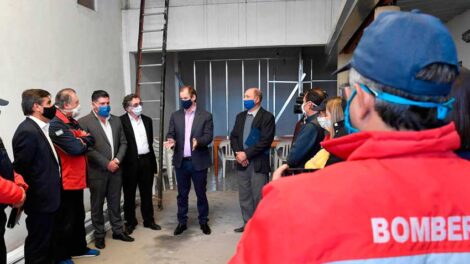 Entregan aportes a bomberos voluntarios de toda la provincia
