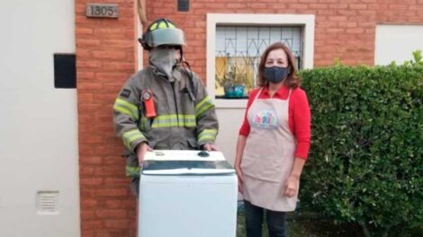 Feria Solidaria Trelew donó lavarropas a los Bomberos Voluntarios