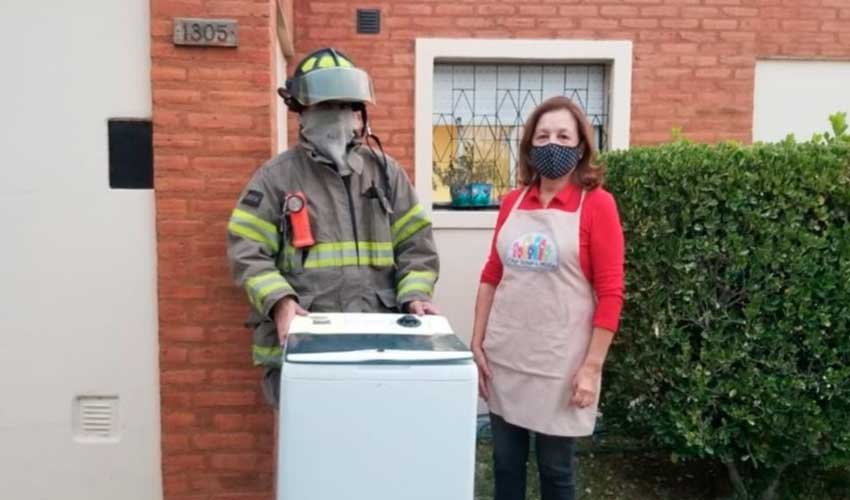 Feria Solidaria Trelew donó lavarropas a los Bomberos Voluntarios