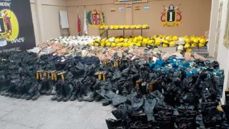 Bomberos de EEUU donan equipos de protección a Bomberos paraguayos
