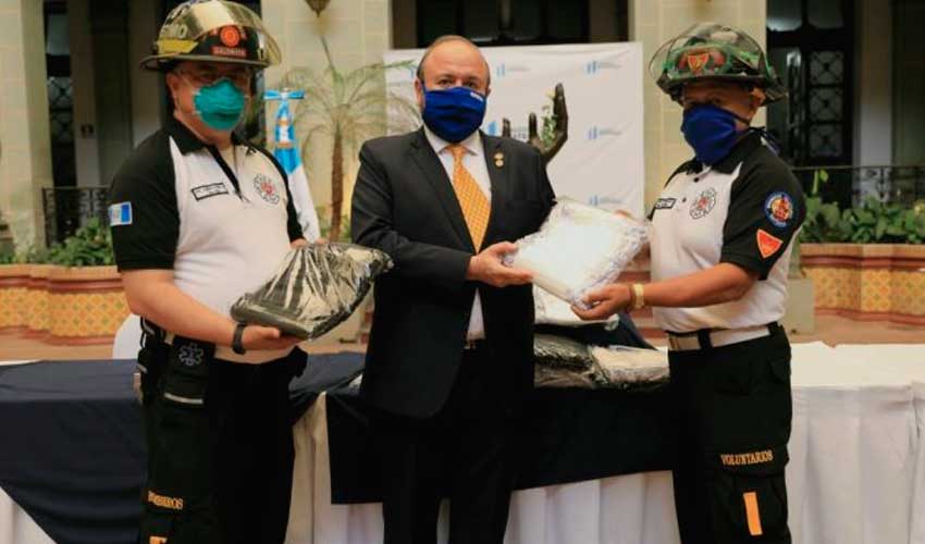 Donan mil mascarillas a Bomberos Voluntarios de Guatemala