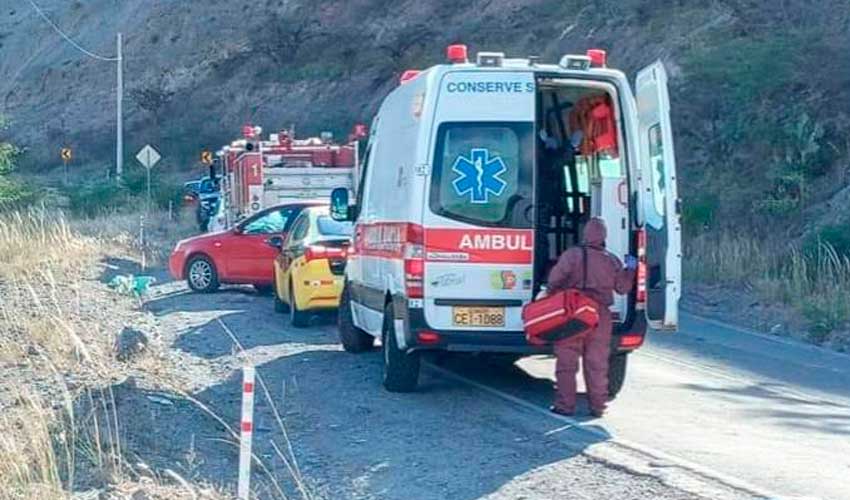 Dos bomberos fallecen tras volcarse motobomba