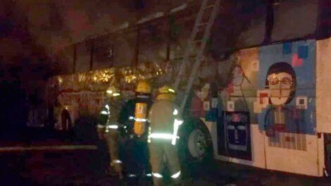 Quemaron un colectivo: Agredieron a bomberos y a policías