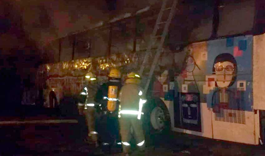 Quemaron un colectivo: Agredieron a bomberos y a policías