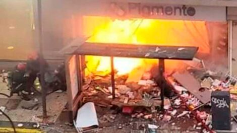Dos bomberos murieron y otros seis heridos en Incendio y explosión