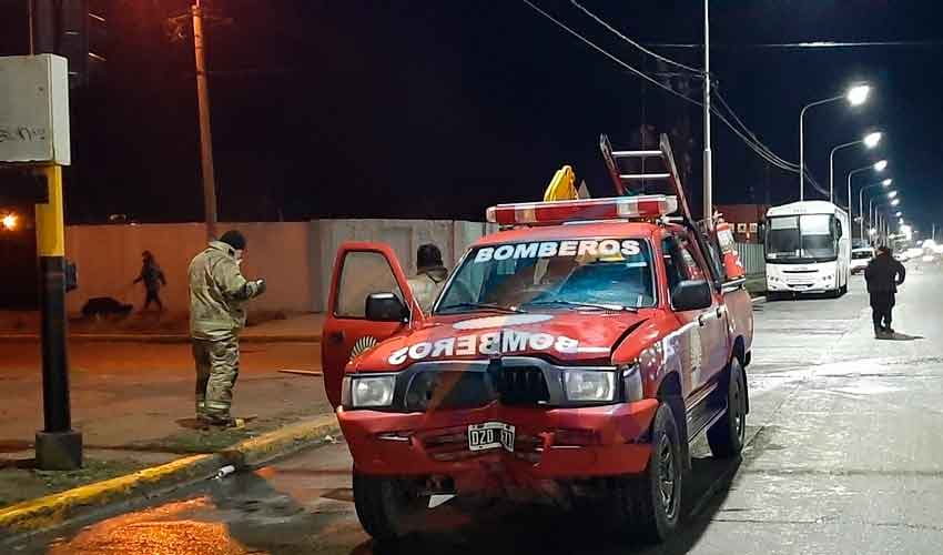 Bomberos en emergencia chocaron contra un cartel