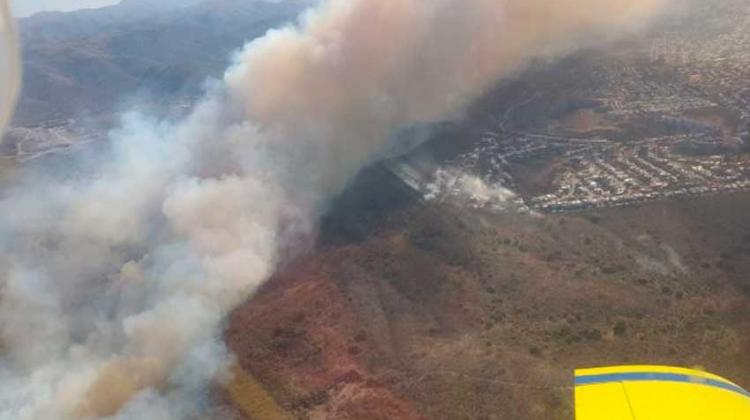 Bomberos combaten un gran incendio forestal en La Calera