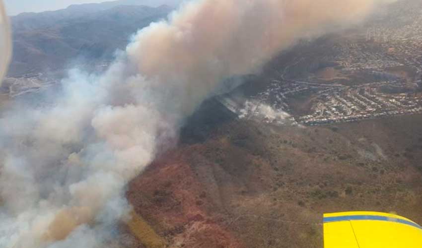 Bomberos combaten un gran incendio forestal en La Calera