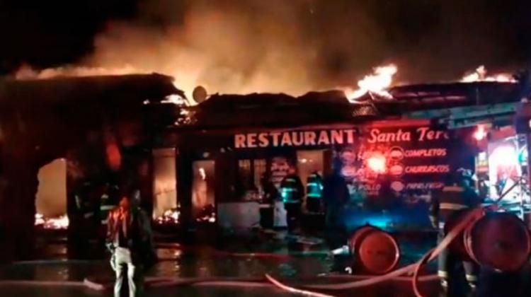 Voraz incendio afectó varios locales comerciales en Molina