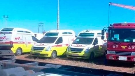 Bomberos de Corea donan carros y ambulancias
