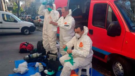 La brigada blanca que se enfrenta a un peligro invisible las 24 horas