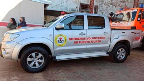 Bomberos recibieron una camioneta recuperada del delito