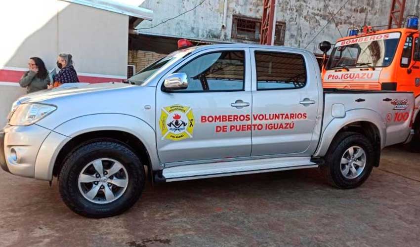 Bomberos recibieron una camioneta recuperada del delito