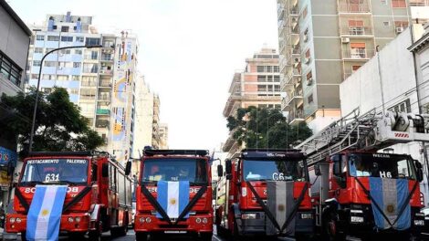 Bomberos homenajearon a sus compañeros fallecidos en el incendio de Villa Crespo