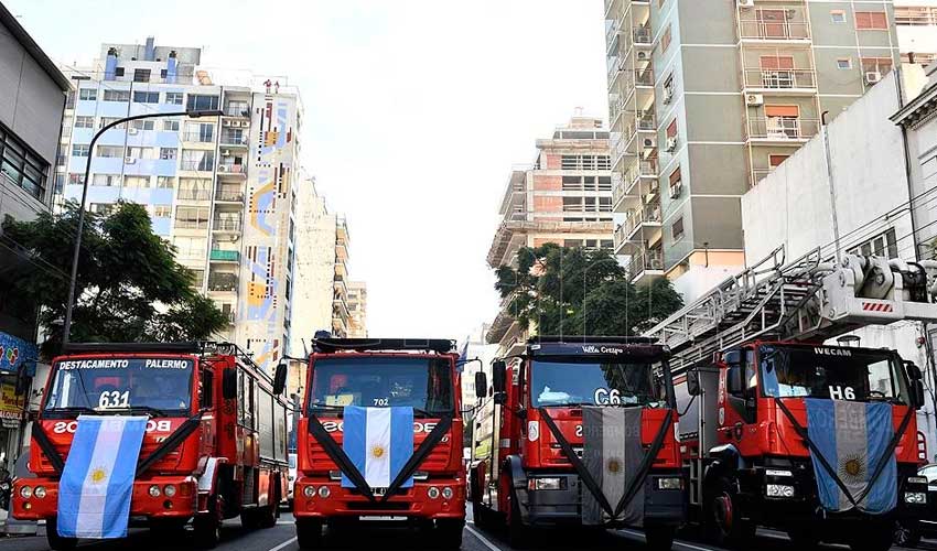 Bomberos homenajearon a sus compañeros fallecidos en el incendio de Villa Crespo