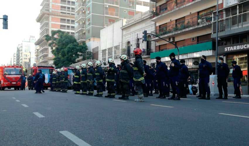 Sirenas y aplausos: Emotivo homenaje a los bomberos muertos en Villa Crespo