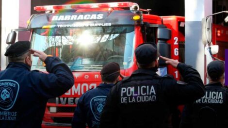 Sirenas y aplausos: Emotivo homenaje a los bomberos muertos en Villa Crespo
