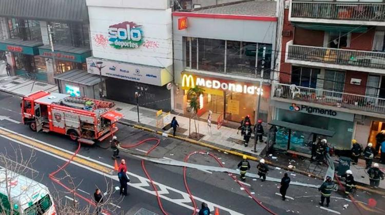 Dos bomberos murieron y otros seis heridos en Incendio y explosión