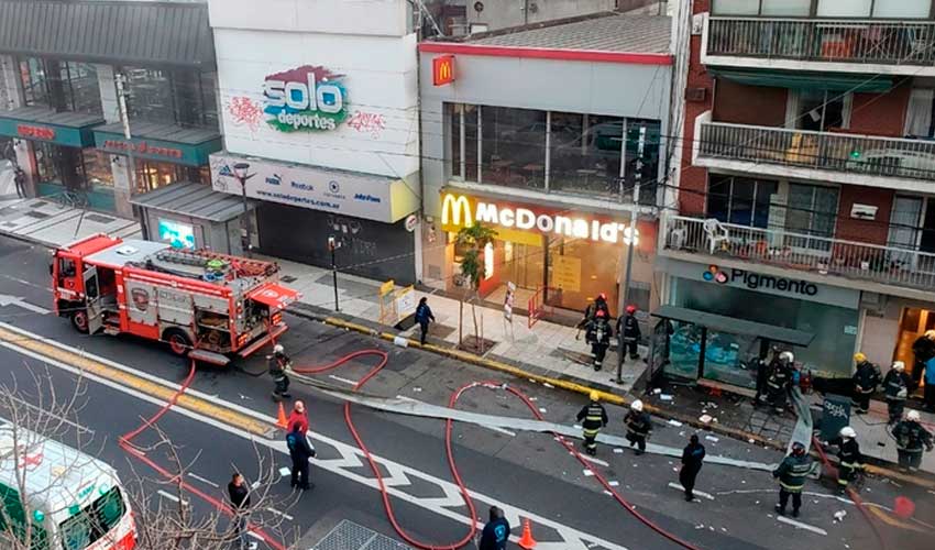 Dos bomberos murieron y otros seis heridos en Incendio y explosión