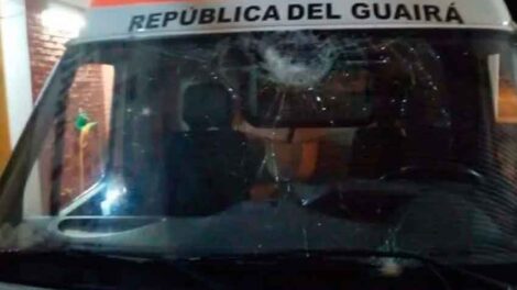 Vecinos queman antena y rompen parabrisas de bomberos