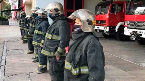 Sirenas y aplausos: Emotivo homenaje a los bomberos muertos en Villa Crespo