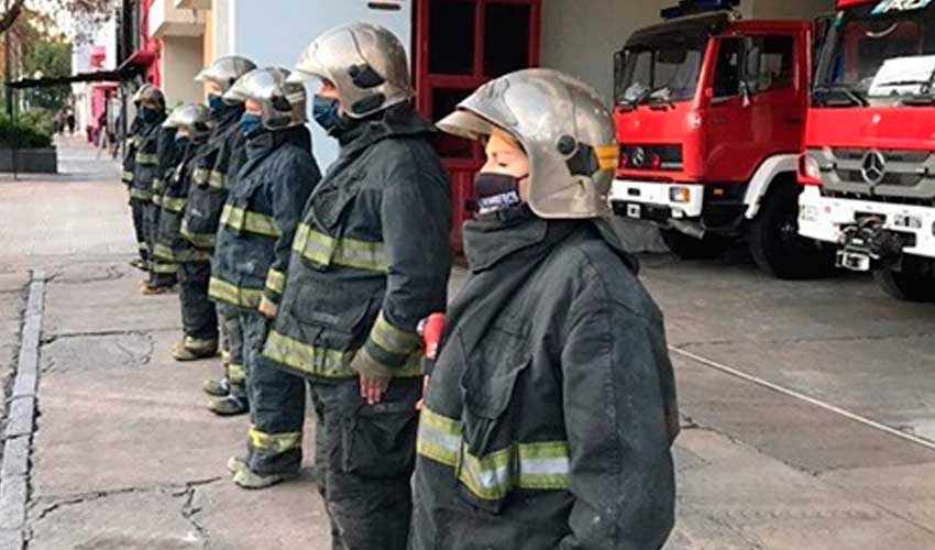 Sirenas y aplausos: Emotivo homenaje a los bomberos muertos en Villa Crespo