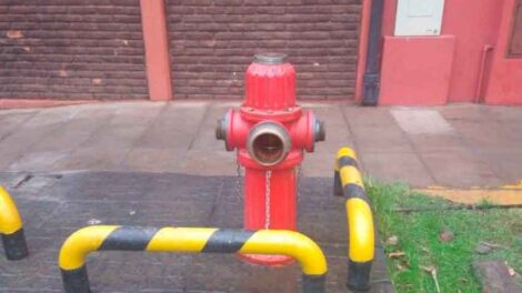 Robaron las tapas de bronce del hidrante de Bomberos de Quilmes