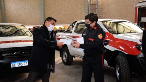 Dos camionetas para el cuartel de bomberos en Cutral Co