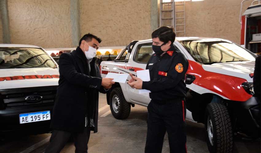 Dos camionetas para el cuartel de bomberos en Cutral Co
