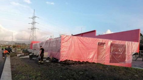 Bomberos de Boca Sur cubrieron cuartel con plástico para evitar goteras