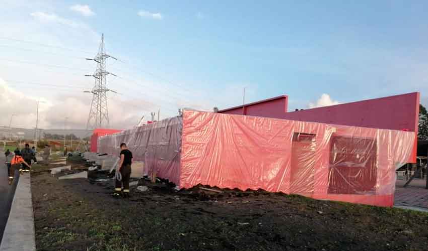 Bomberos de Boca Sur cubrieron cuartel con plástico para evitar goteras