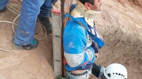Un obrero cayó dentro de un pozo y fue rescatado por Bomberos