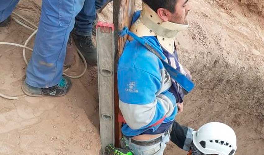 Un obrero cayó dentro de un pozo y fue rescatado por Bomberos