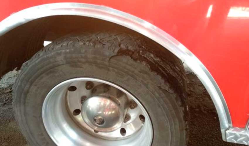 Falla motobomba y los bomberos tienen que apagar incendio con extintores