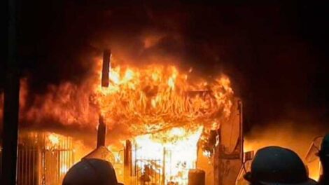 Un bombero sufrió principio de asfixia en incendio de Ferretería