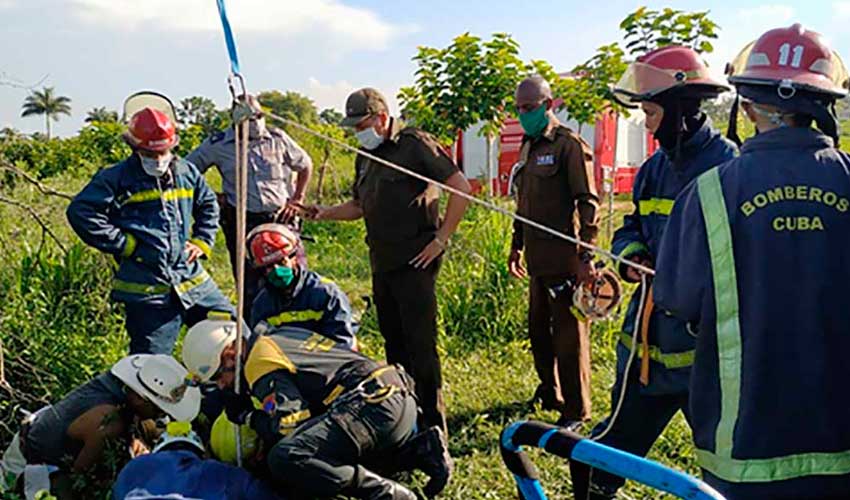 Rescatan a niño que cayó en un pozo de 50 metros profundidad