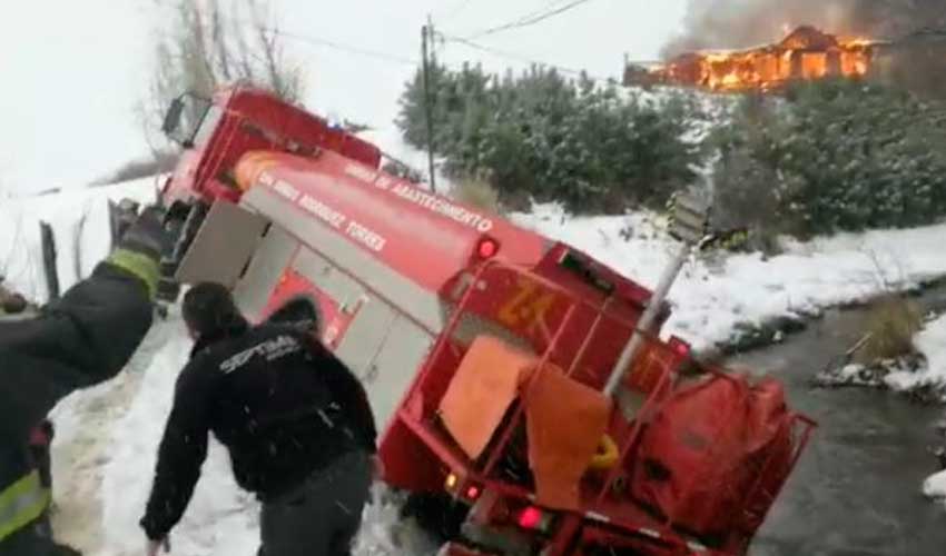 Camión de Bomberos volcó cuando llegaba a combatir incendio