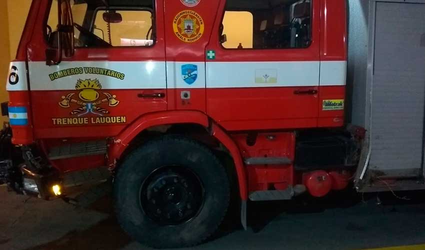 En emergencia: Móvil de Bomberos sufrió daños severos