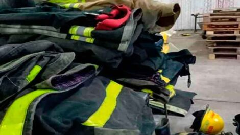 Bomberos de Rauch donó ropa al nuevo Cuartel de Bomberos de Gardey