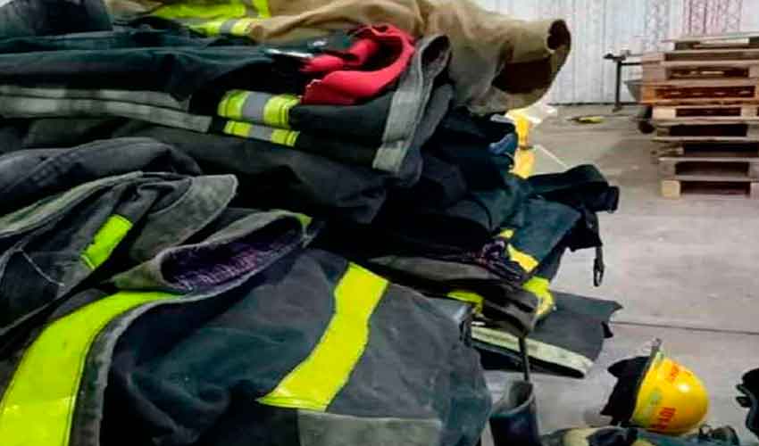 Bomberos de Rauch donó ropa al nuevo Cuartel de Bomberos de Gardey