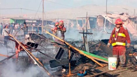 Incendio consume 60 viviendas de asentamiento