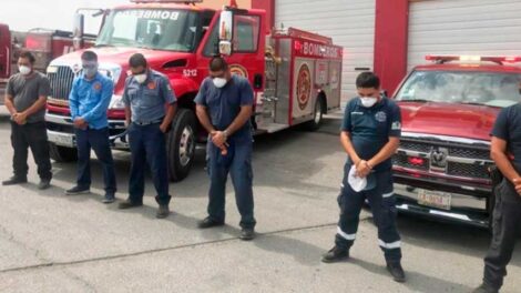 Realizan Bomberos guardia en honor a compañero fallecido